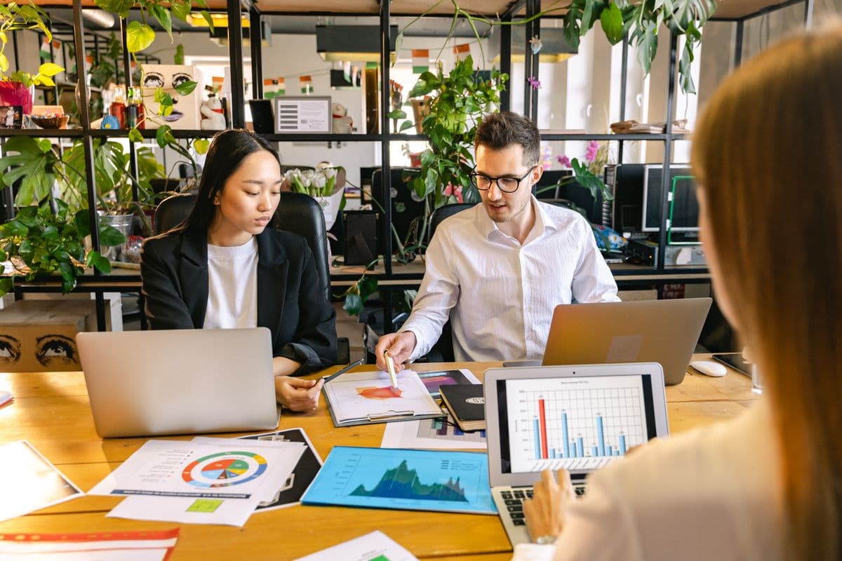 Business-Team bespricht digitale Rechnungsdaten und Schnittstellen
