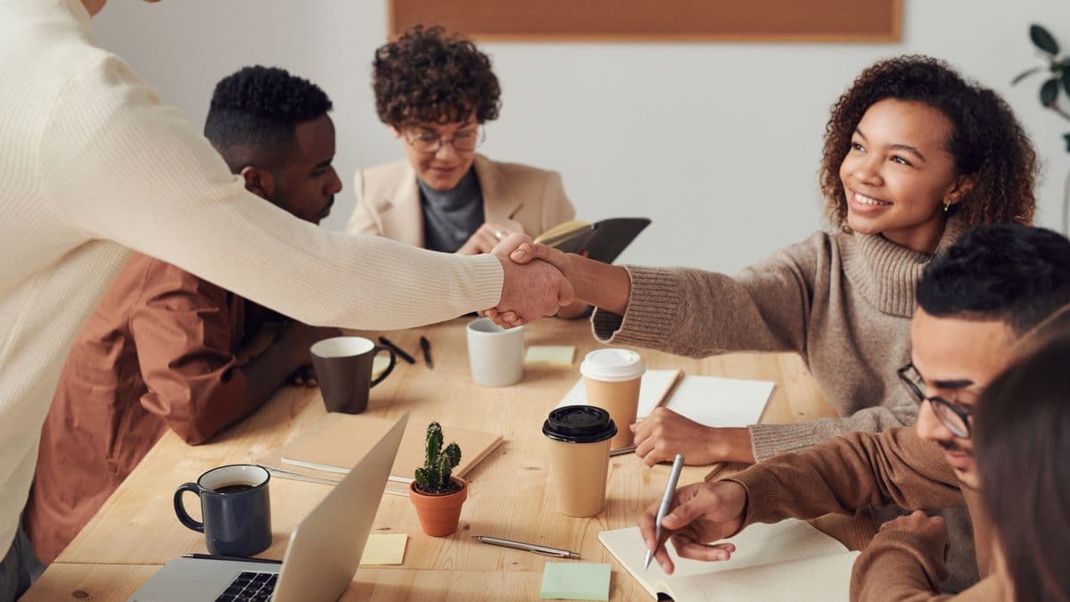 Handshake nach einer erfolgreichen technischen Abstimmung
