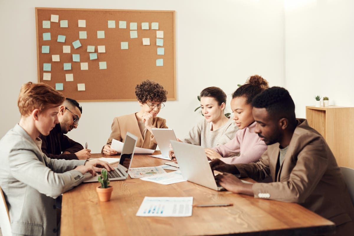 Konzentriertes Team bei einer technischen ERP-Planung