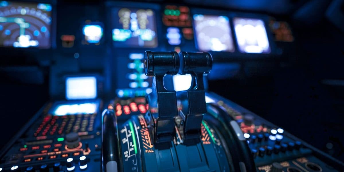 Beleuchtetes Cockpit bei Nacht